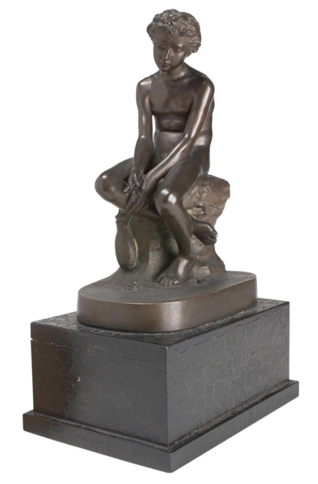 En siddende nøgen fiskerdreng