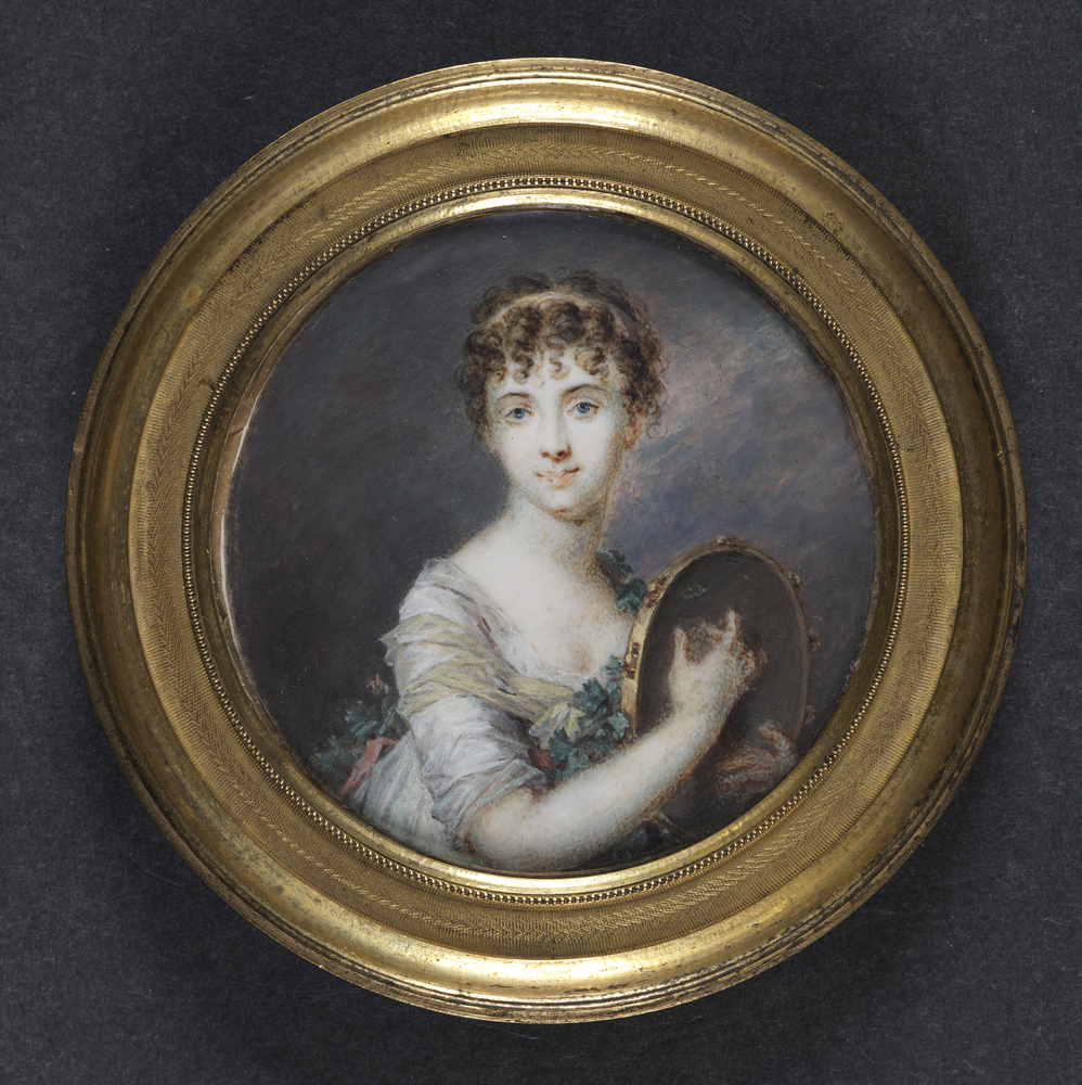 Ung kvinde spillende på tamburin