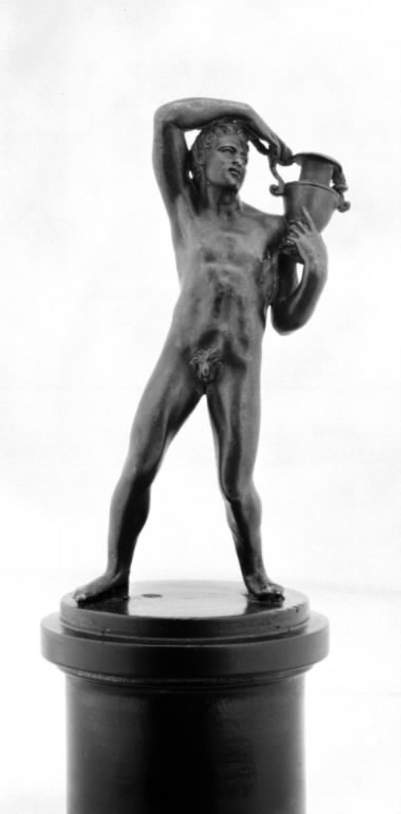 Faun, som bærer en krukke