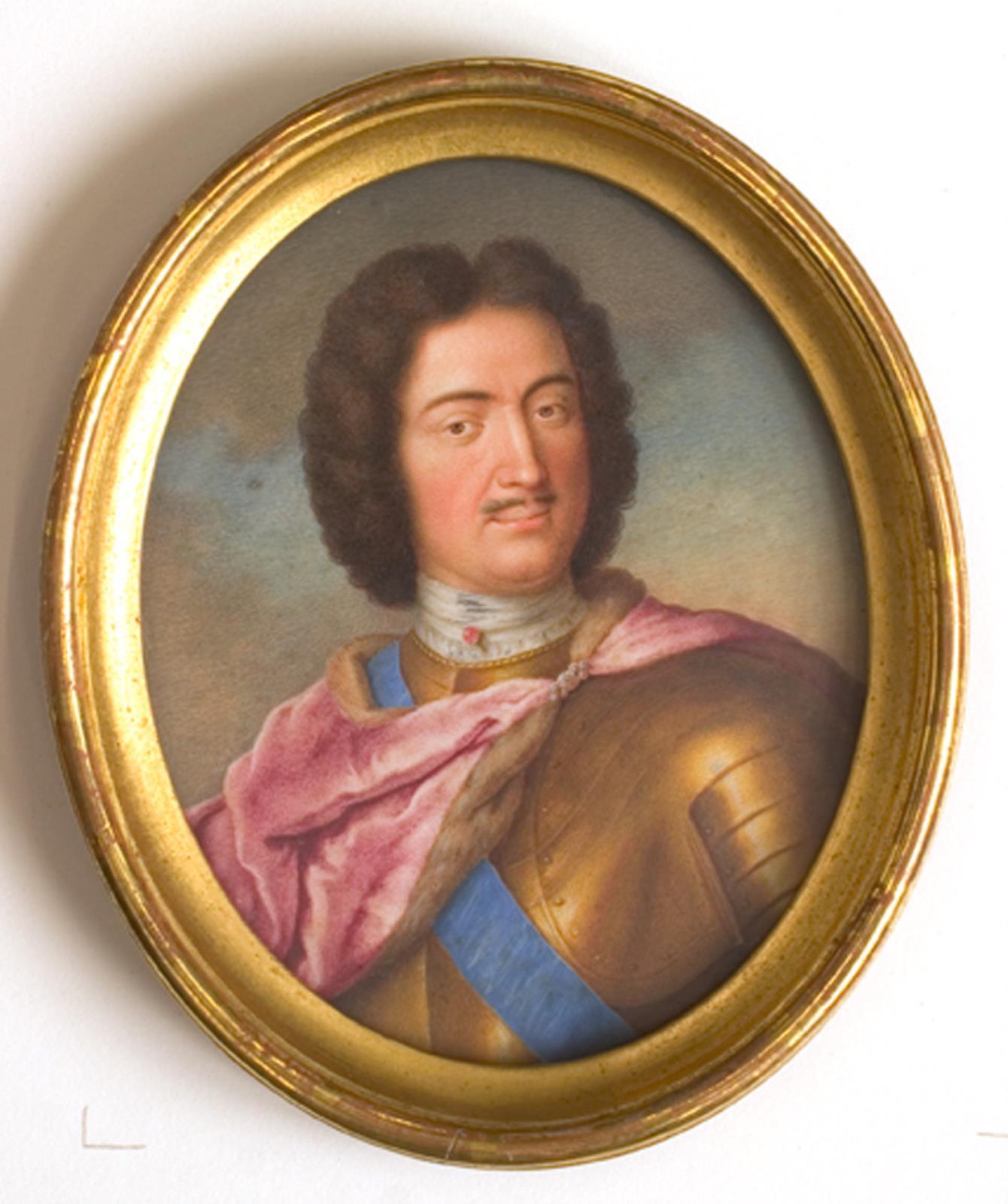 Mand i panser og med blåt bånd