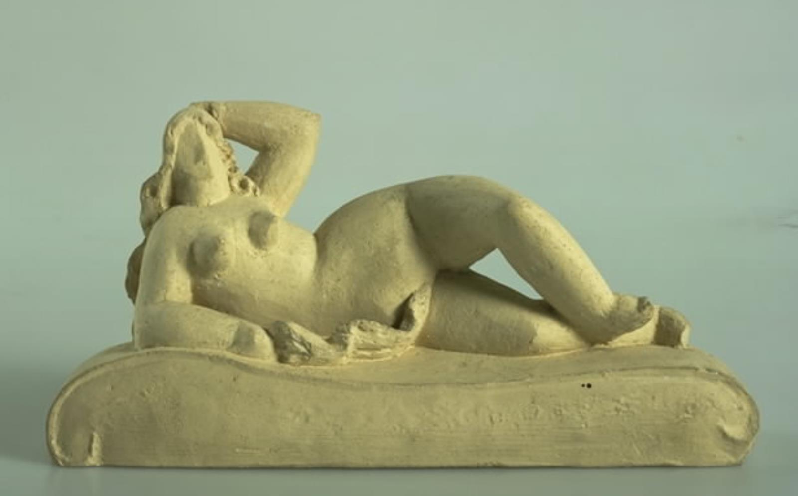 Liggende nøgen kvinde